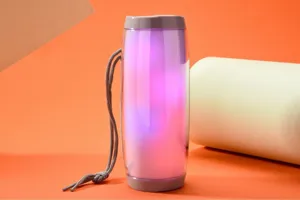 Vue détail du haut-parleur Bluetooth sans fil portable avec des lumières LED colorées.