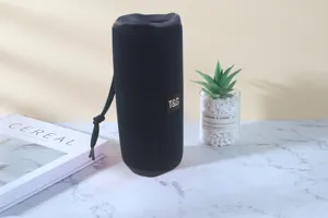 Detailaufnahme des tragbaren blauen Bluetooth-Laufsprechers mit Stoffgewebe und Kordel.