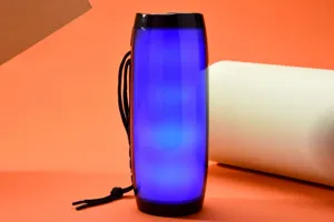 Haut-parleur Bluetooth sans fil portable avec lumières LED colorées et dragonne.