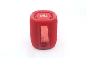 Altoparlante Bluetooth portatile rosso con rete in tessuto e comodo cinturino