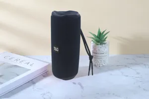 Detailansicht des schwarzen tragbaren Bluetooth-Lautsprechers im modernen Lifestyle-Setup.