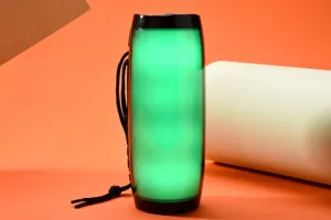 Vue détaillée du haut-parleur Bluetooth sans fil portable avec lumières LED colorées.