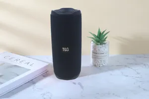 Detailaufnahme eines tragbaren kabellosen Bluetooth-Lautsprechers mit dunklem Stoffbezug.