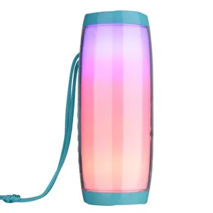 Vue détaillée de l'enceinte Bluetooth sans fil portable, lumières LED et sangle pratique.