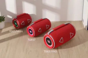 Tragbarer kabelloser Bluetooth Lautsprecher mit RGB Licht, rotem Stoffdesign und praktischem Gurt.