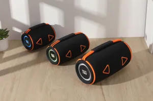 Tragbarer zylindrischer Bluetooth Lautsprecher für draußen mit RGB Licht und starkem Bass.