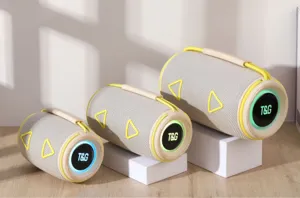 Nahaufnahme tragbarer zylindrischer Bluetooth-Lautsprecher mit RGB-Lichtern und Akzenten.