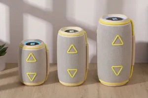 Tragbarer kabelloser Bluetooth-Lautsprecher mit RGB-Lichtern und zylindrischem Stoff-Design für außen.