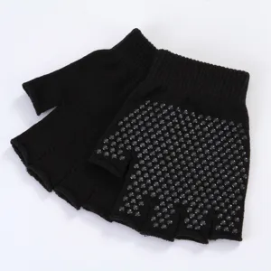 Vue détaillée de gants de yoga noirs sans doigts avec des points en silicone antidérapants.