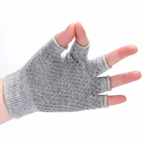 Gants de yoga demi-doigts gris avec points antidérapants pour le fitness, détail
