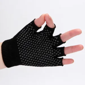 Vue détaillée de gants de yoga antidérapants demi-doigts noirs avec picots en silicone.