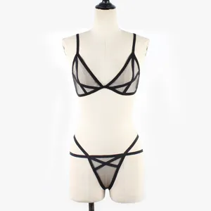 Detalle de lencería de tirantes de malla negra, tejido transparente, diseño cruzado