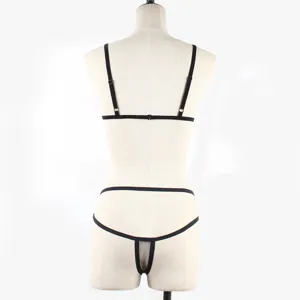 Detalle del conjunto de lencería sexy de malla negra, mostrando claramente el diseño trasero.