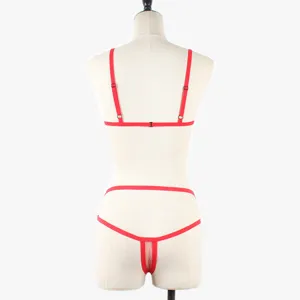 Mujer sexy conjunto de lencería roja con tirantes y tanga de malla en vista de detalle.