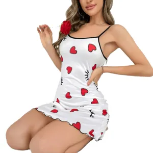 Camicia da notte sexy in satin da donna con stampa cuore rosso e ciglia, vestito elegante.