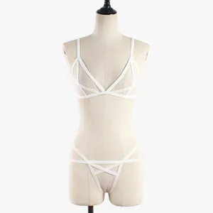 Detalle del conjunto de lencería de malla blanca con tirantes que muestra la tela transparente fina.