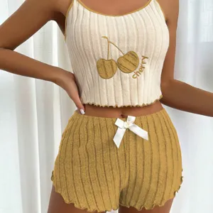 Conjunto de pijama acanalado de mujer con camisola bordada de cerezas y pantalones cortos.