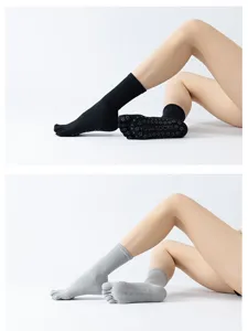 Chaussettes de yoga cinq orteils mi-mollet avec antidérapants et motif losanges.