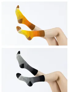 Vue détaillée de chaussettes de yoga antidérapantes avec dégradé et points de grip.