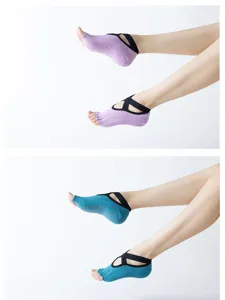 Detailansicht von Yoga Socken mit offenen Zehen, Anti-Rutsch-Noppen und Kreuzriemen.