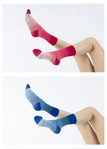 Chaussettes de yoga antidérapantes dégradées mi-mollet pour entraînement fitness et pilates.