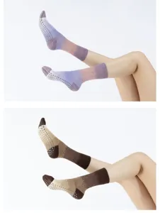 Vue détaillée de chaussettes de yoga antidérapantes, dégradé avec picots silicone