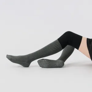 Chaussettes de yoga antidérapantes genoux, molletonnées côtelées pour fitness et pilates.