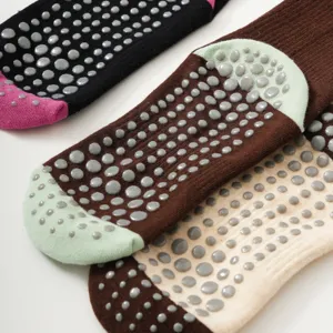 Calzini da yoga antiscivolo con pallini in silicone, traspiranti per fitness e pilates.