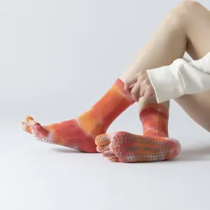 Tie-dye non-slip yoga five toe socks for women, comfortable breathable mid-tube pilates socks.