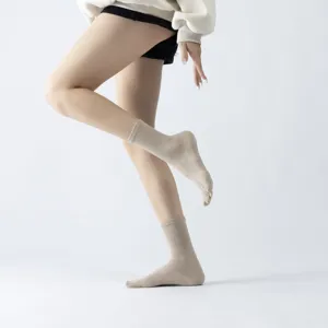 Chaussettes de yoga cinq doigts mi-hautes avec jacquard losange et semelle antidérapante.