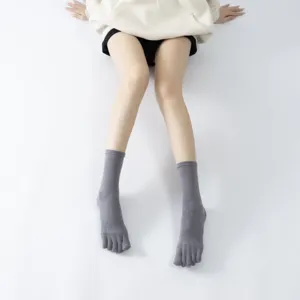 Chaussettes de yoga grises à cinq doigts avec motif en losanges, antidérapantes pour pilates.