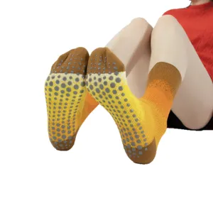 Chaussettes de yoga antidérapantes design bière nouveauté avec picots silicone sport.
