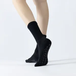 Chaussettes de yoga 5 doigts noires mi-mollet en jacquard losange avec semelle antidérapante.