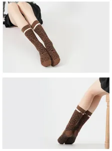 Braune Leo-Print Yoga Socken mit Antirutsch-Noppen für lange Sport- und Fitnesstrainings.
