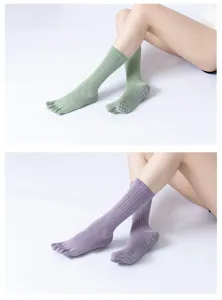 Chaussettes de yoga antidérapantes à cinq doigts avec picots, respirantes et sportives.
