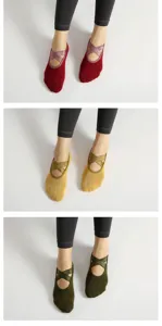 Calcetines de yoga antideslizantes con tiras cruzadas y suela de rizo para pilates y fitness.