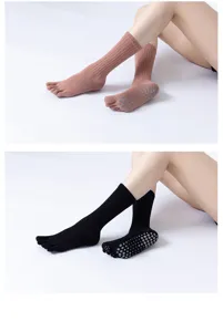 Chaussettes de yoga à cinq doigts confortables avec picots antidérapants pour pilates.