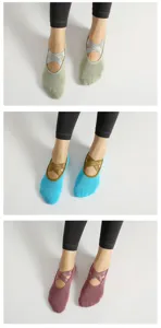 Calcetines de yoga antideslizantes con tirantes cruzados, diseño grueso para fitness.