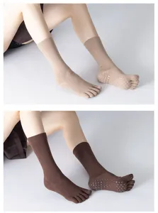 Details of anti-slip five toe yoga socks, breathable cotton pilates socks for dance.