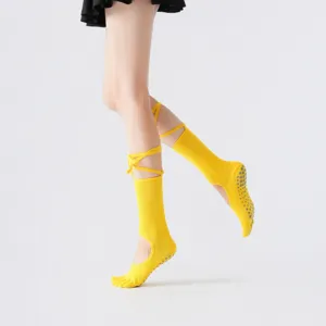 Non-slip strap five-toe yoga socks for women, breathable cotton fitness pilates dance socks.