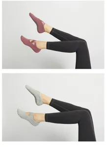 Calcetines de yoga antideslizantes con tirantes cruzados para pilates y fitness.