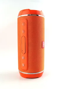 Primo piano di altoparlante Bluetooth portatile arancione vivace con tessuto.