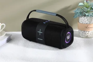 Vue détaillée d'enceinte Bluetooth sans fil portable avec design en tissu et anneau LED.