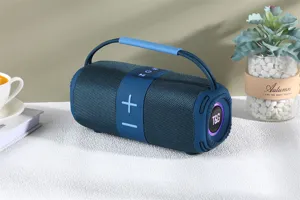 Gros plan détaillé du haut-parleur Bluetooth bleu portable avec tissu maillé et effet LED.
