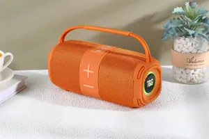 Haut-parleur Bluetooth portable orange avec tissu mesh, sangle pratique et membrane LED.