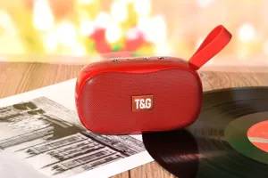 Tragbarer kabelloser Bluetooth Lautsprecher mit Outdoor Griff und starkem Bass für Musik.