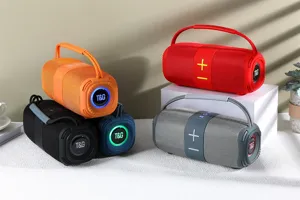 Haut-parleur Bluetooth portable avec design en tissu, son stéréo, lumières LED et poignée.