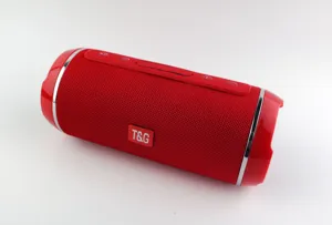 Dettaglio altoparlante Bluetooth wireless cilindrico rosso con griglia in tessuto.