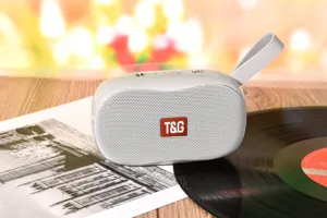 Tragbarer kleiner kabelloser Bluetooth-Lautsprecher mit Tragegurt in weißer Farbe.