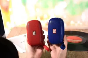 Kleine tragbare Bluetooth-Lautsprecher mit tiefen Bässen, drahtloses Audio-Gerät.